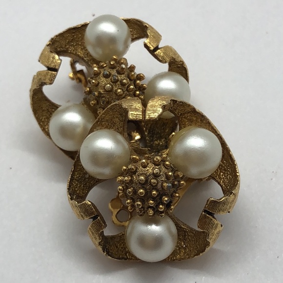 VTG Brushed Gold/Pearl Floral Clip-ons - Picture 2 of 6
